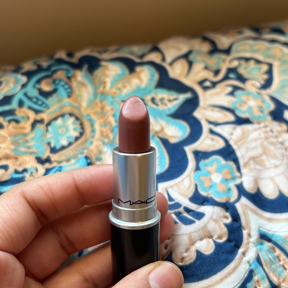 *SOLD* MAC lipstick in Hug Me - Picture 3 of 5